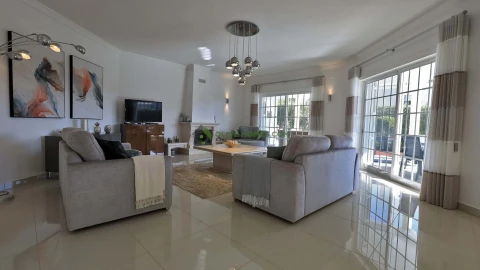 Moradia T4 para Venda em Quarteira