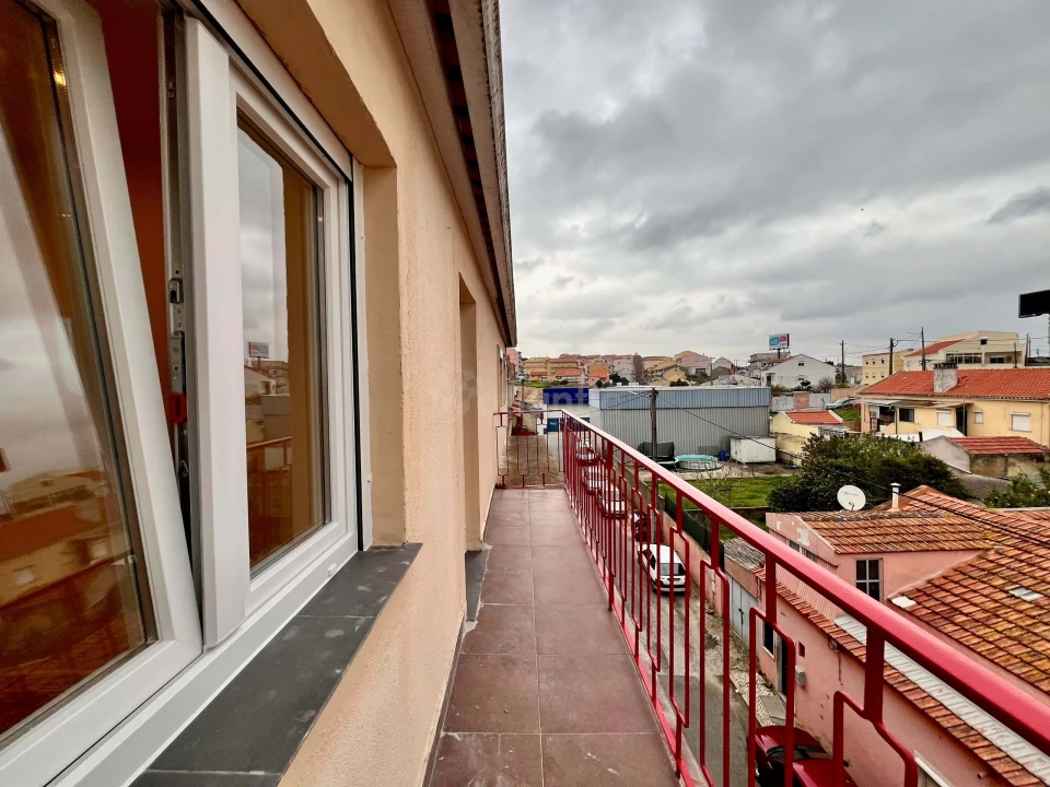 Apartamento T2 para Venda em Camarate, Unhos e Apelação Foto 11