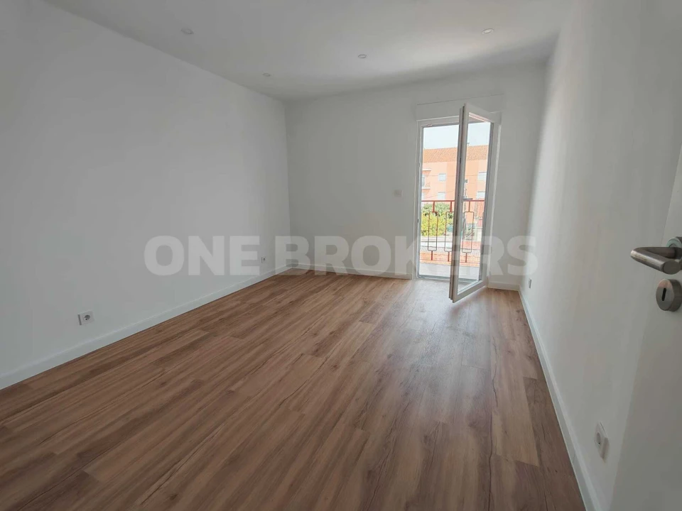 Apartamento T2 para Venda em Camarate, Unhos e Apelação Foto 14