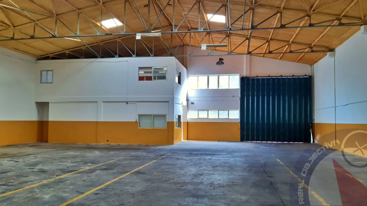 Armazém para Arrendamento em Castêlo da Maia Foto 2