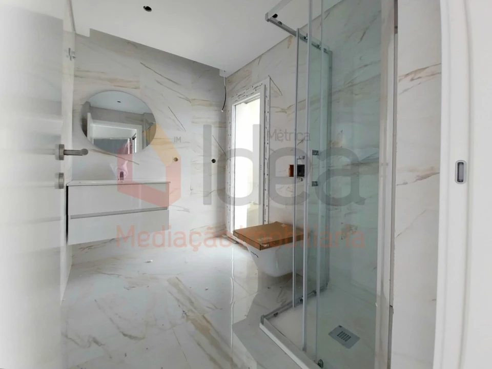 Moradia T4 para Venda em Corroios Foto 13