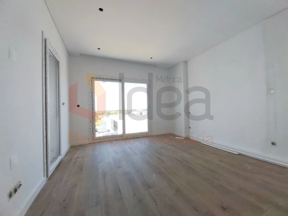 Moradia T4 para Venda em Corroios Foto 23