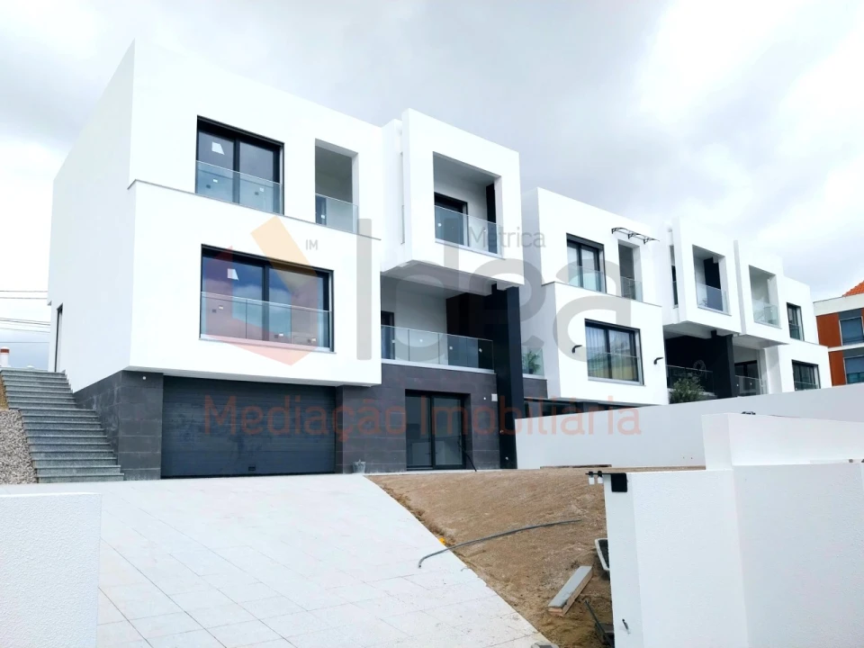 Moradia T4 para Venda em Corroios Foto 3