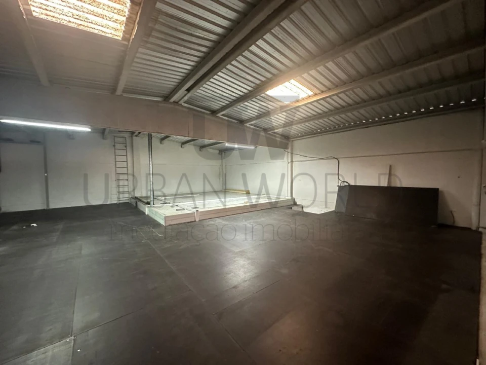 Armazém para Venda em Venda do Pinheiro e Santo Estêvão das Galés Foto 13