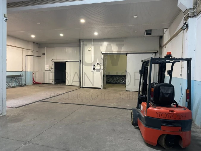 Armazém para Venda em Venda do Pinheiro e Santo Estêvão das Galés Foto 3