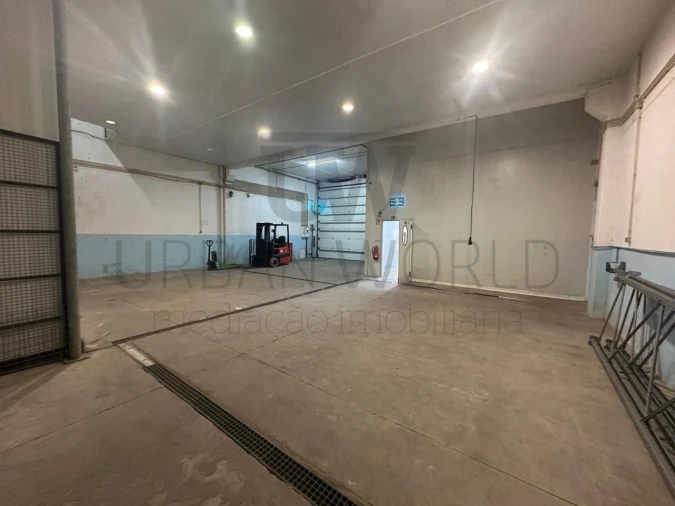 Armazém para Venda em Venda do Pinheiro e Santo Estêvão das Galés Foto 7