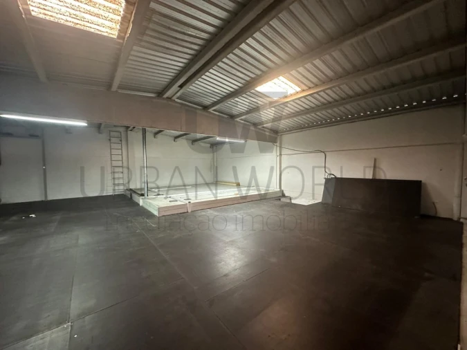 Armazém para Venda em Venda do Pinheiro e Santo Estêvão das Galés Foto 13