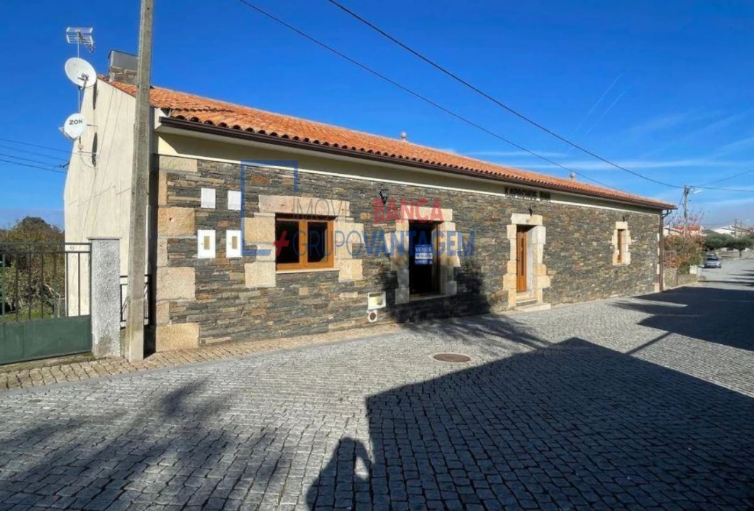 Prédio para Venda em Valongo dos Azeites Foto 2