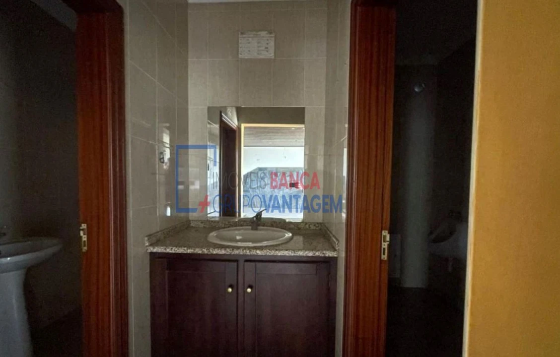 Prédio para Venda em Valongo dos Azeites Foto 10