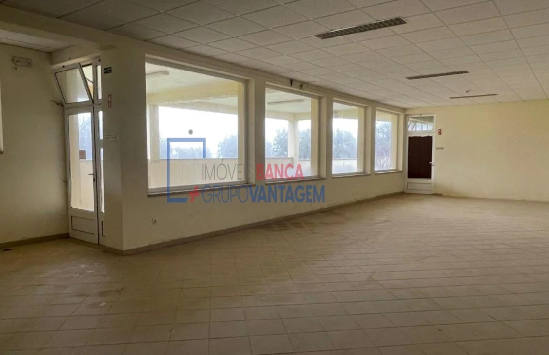 Prédio para Venda em Valongo dos Azeites Foto 11