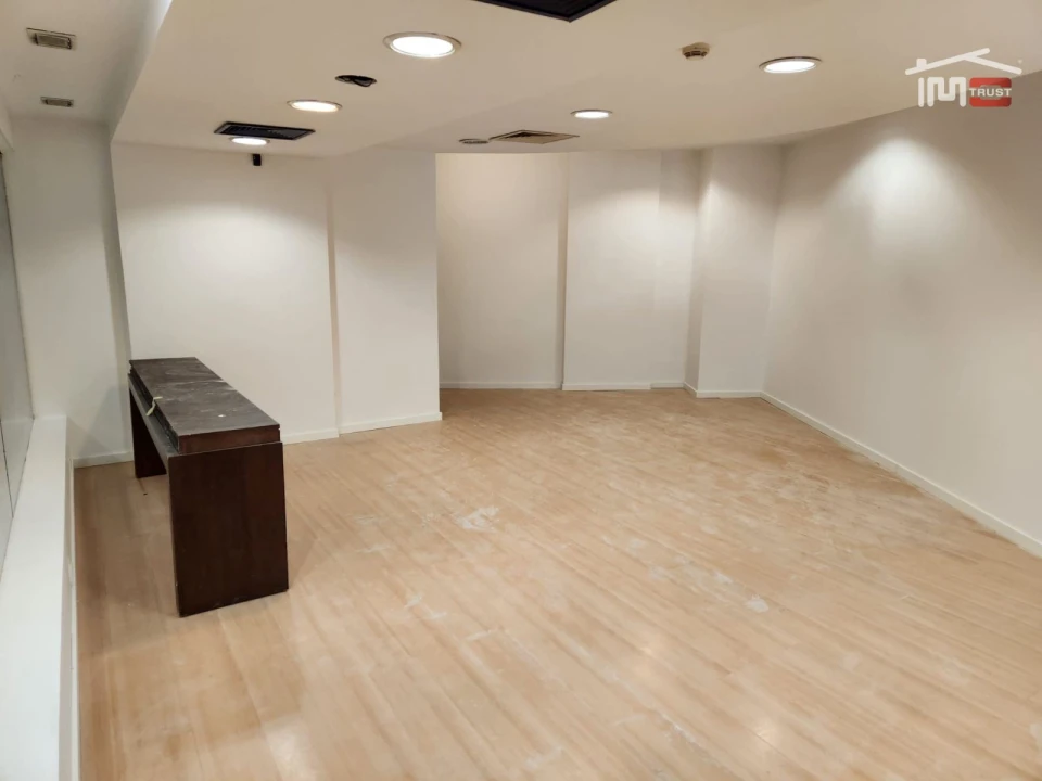 Loja para Arrendamento em Santo António Foto 5