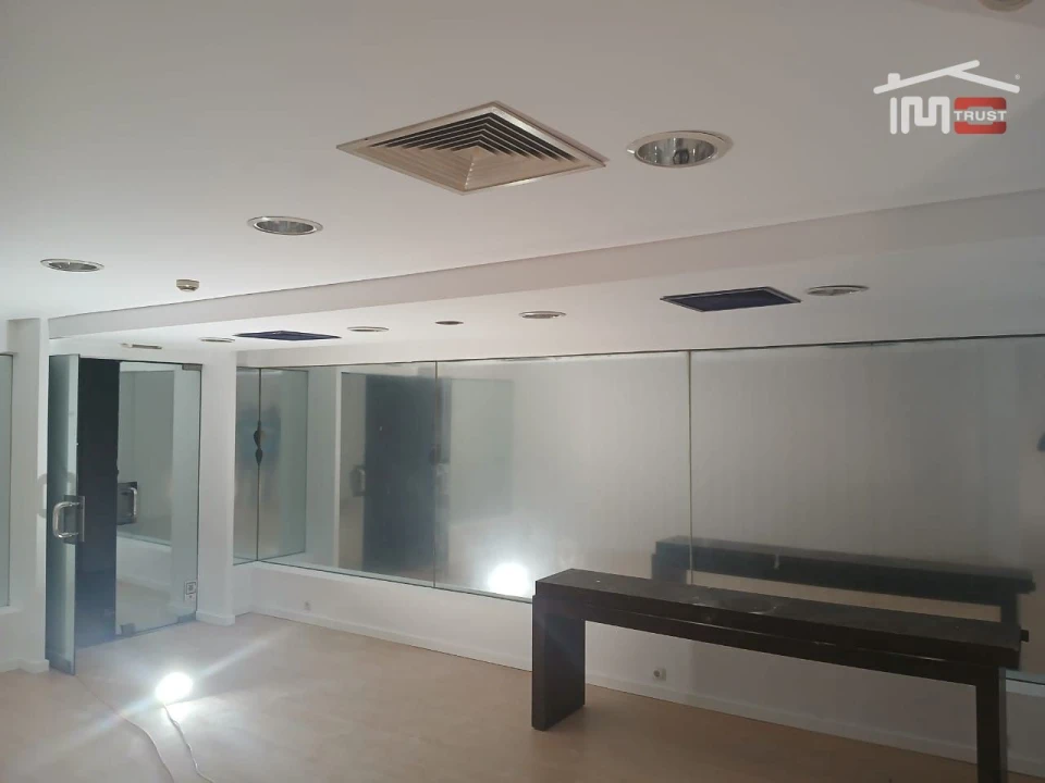 Loja para Arrendamento em Santo António Foto 8