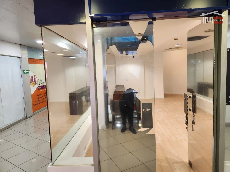 Loja para Arrendamento em Santo António Foto 10