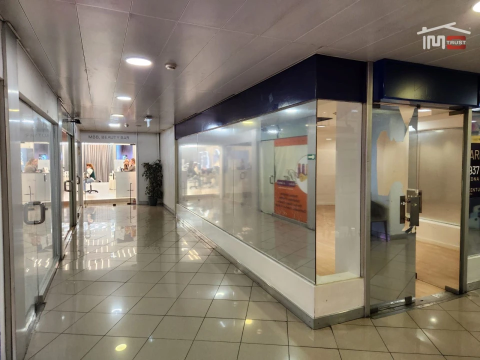 Loja para Arrendamento em Santo António Foto 14