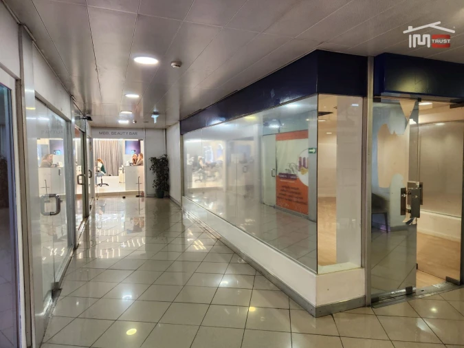 Loja para Arrendamento em Santo António Foto 1