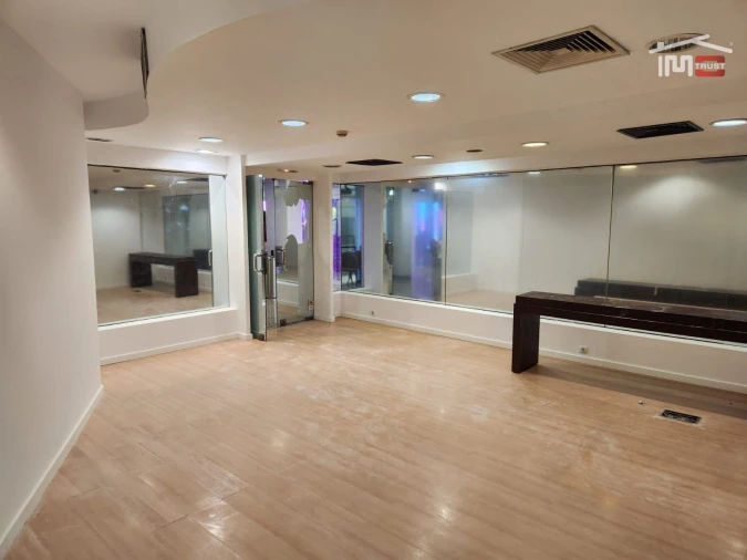 Loja para Arrendamento em Santo António Foto 2