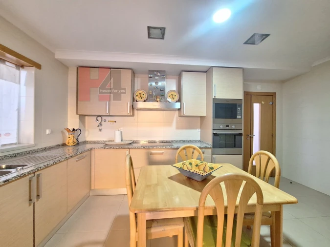 Moradia T4 para Venda em Assunção, Ajuda, Salvador e Santo Ildefonso Foto 9