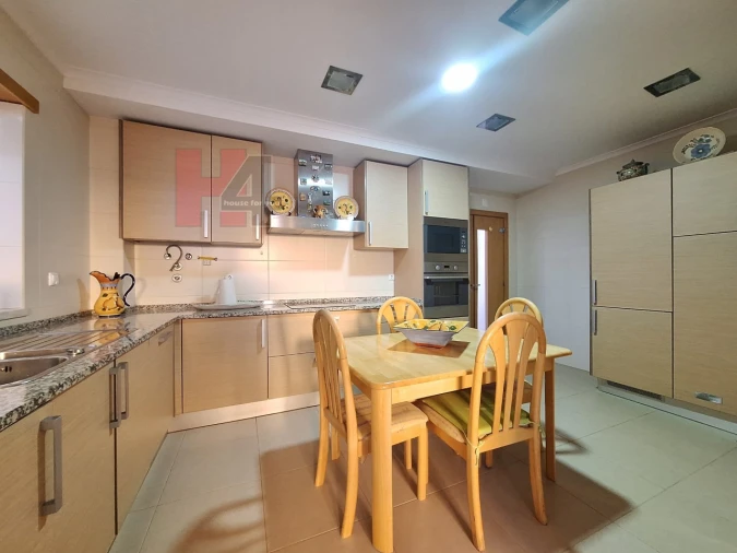 Moradia T4 para Venda em Assunção, Ajuda, Salvador e Santo Ildefonso Foto 8