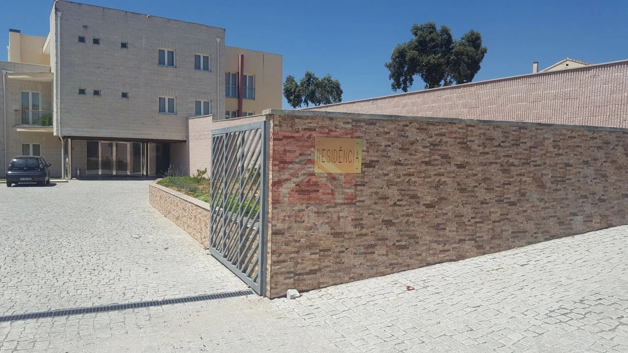 Prédio para Venda em Torre de D. Chama Foto 1