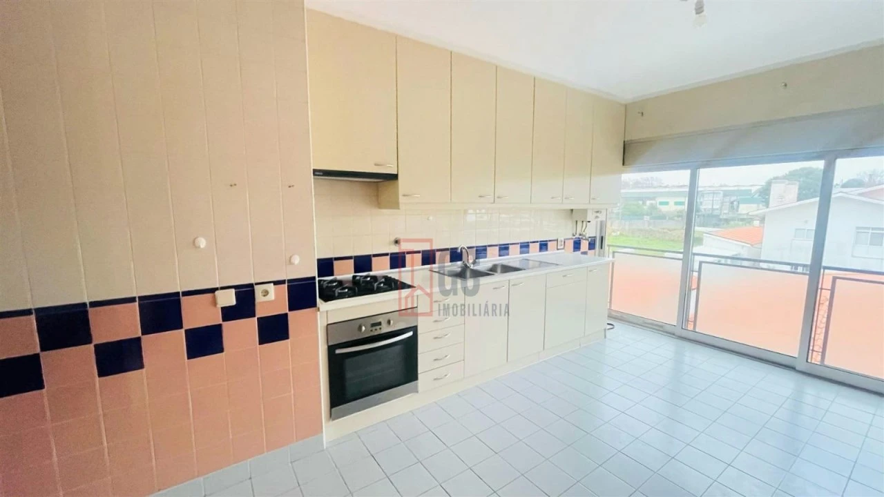 Apartamento T2 para Venda em Santa Maria de Lamas Foto 4