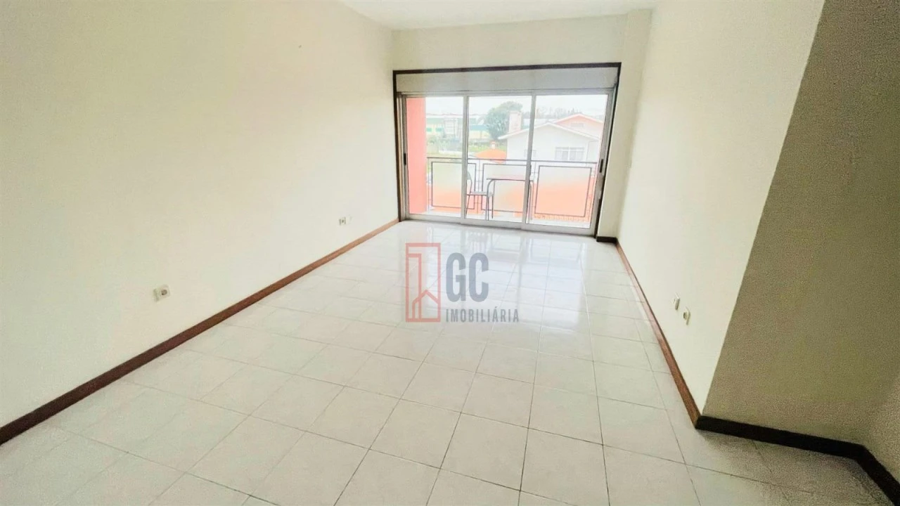 Apartamento T2 para Venda em Santa Maria de Lamas Foto 3
