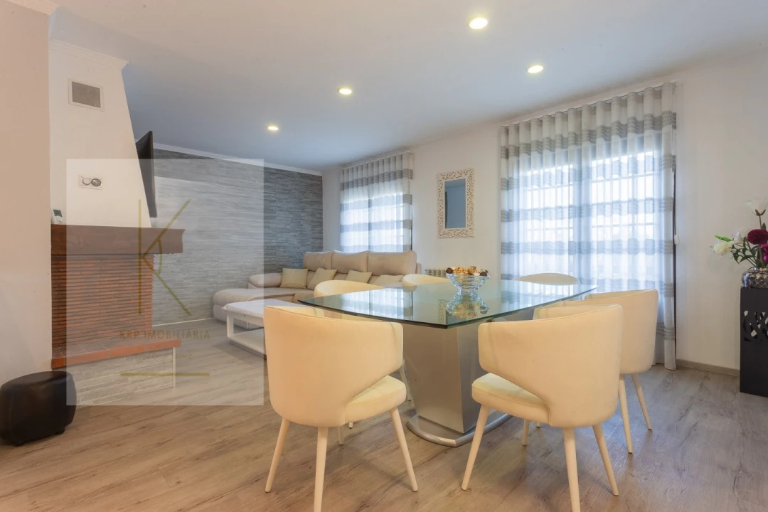 Moradia T4 para Venda em Mazarefes e Vila Fria Foto 2