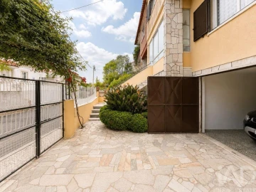 Moradia T5 para Venda em Rio de Mouro