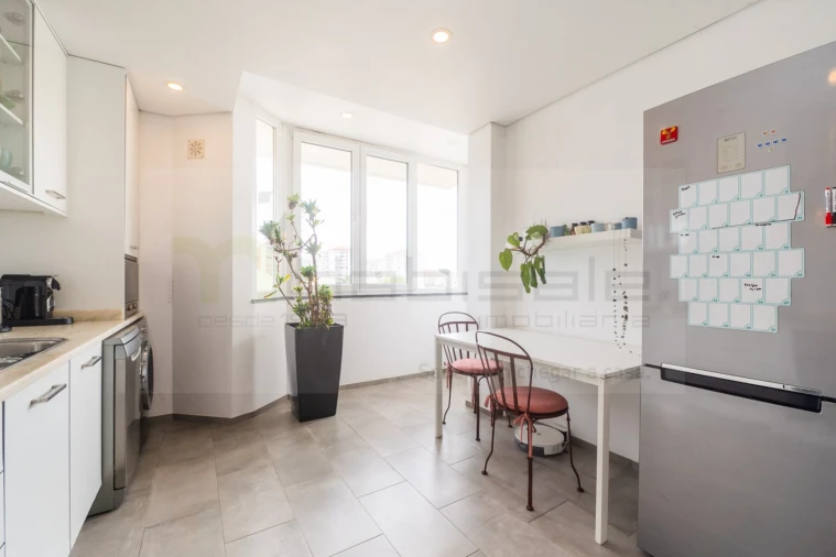 Apartamento T2 para Venda em Carcavelos e Parede Foto 4