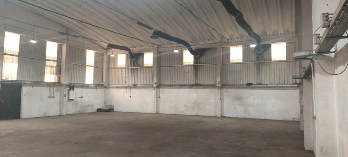 Armazém para Arrendamento em Rio de Mouro