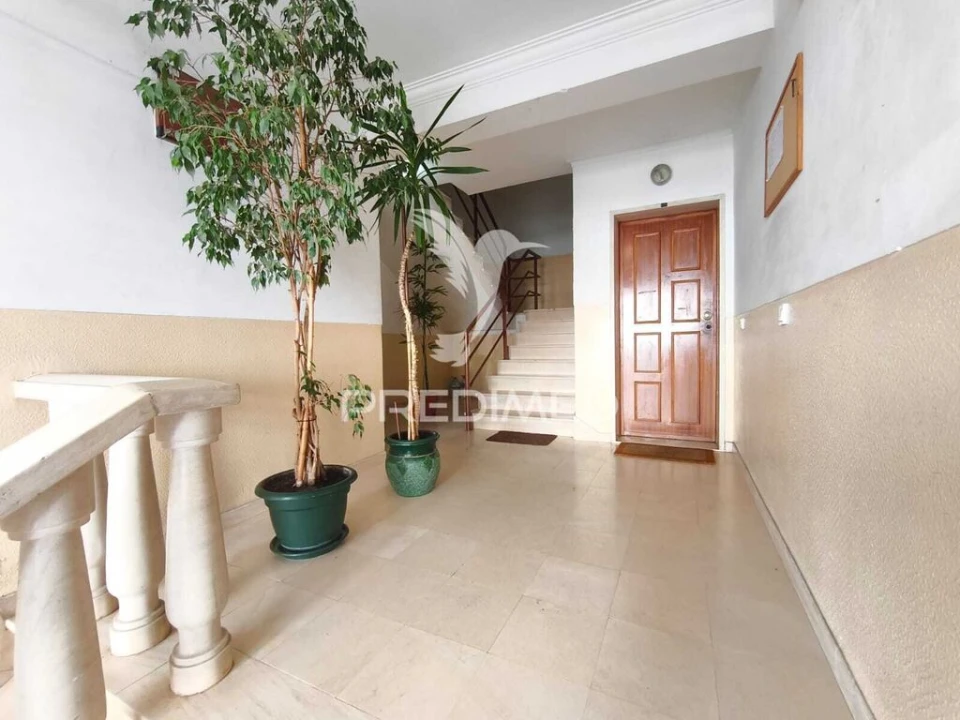 Apartamento T2 para Venda em Queluz e Belas Foto 2