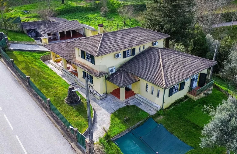 Moradia T4 para Venda em Friúmes e Paradela Foto 1