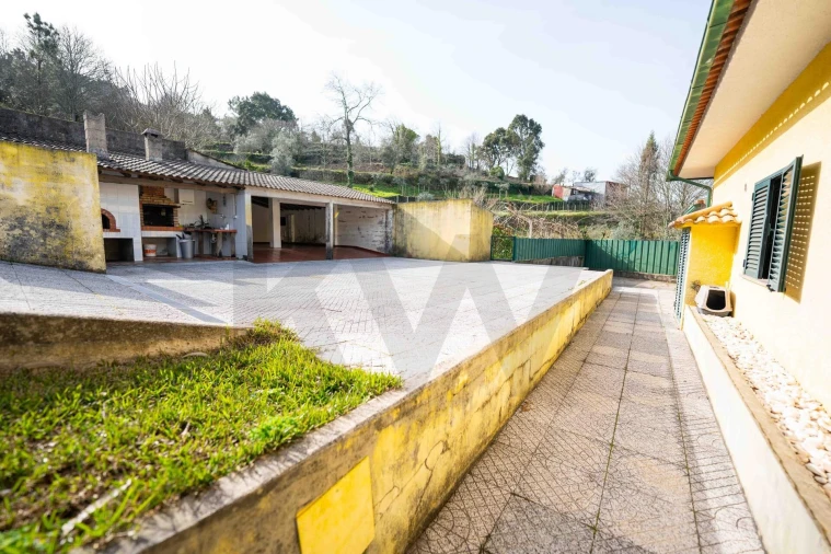 Moradia T4 para Venda em Friúmes e Paradela Foto 37