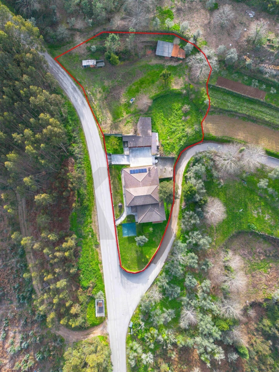 Moradia T4 para Venda em Friúmes e Paradela Foto 3