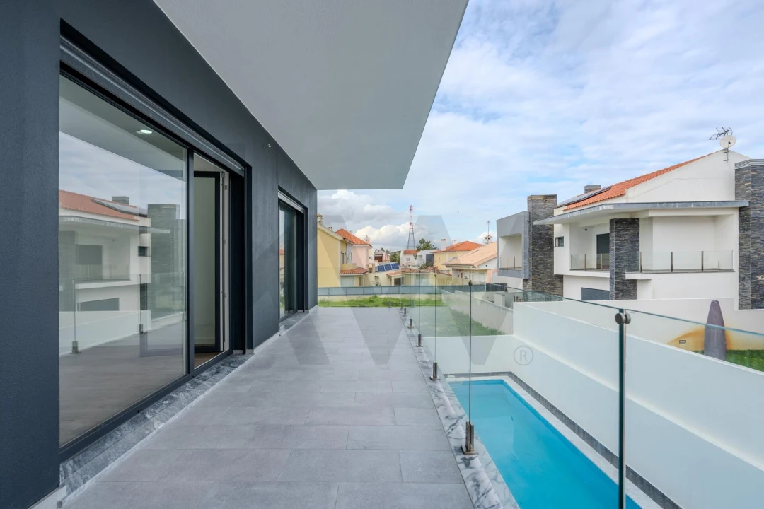 Moradia T4 para Venda em Corroios Foto 18