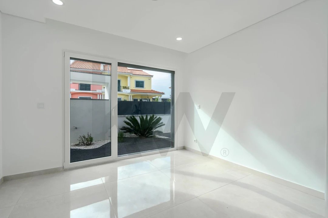 Moradia T4 para Venda em Corroios Foto 9