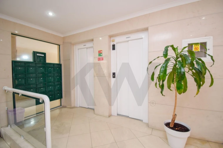 Apartamento T2 para Arrendamento em Carcavelos e Parede Foto 28