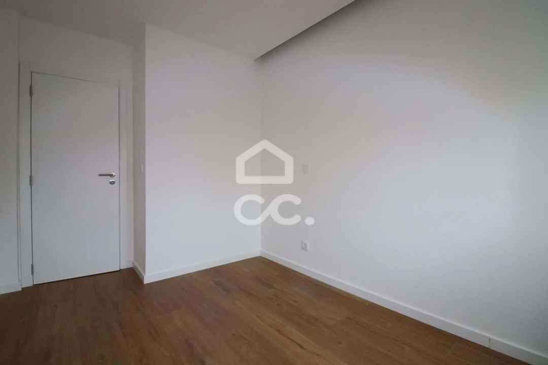 Apartamento T1 para Arrendamento em Santo Antonio dos Olivais Foto 8