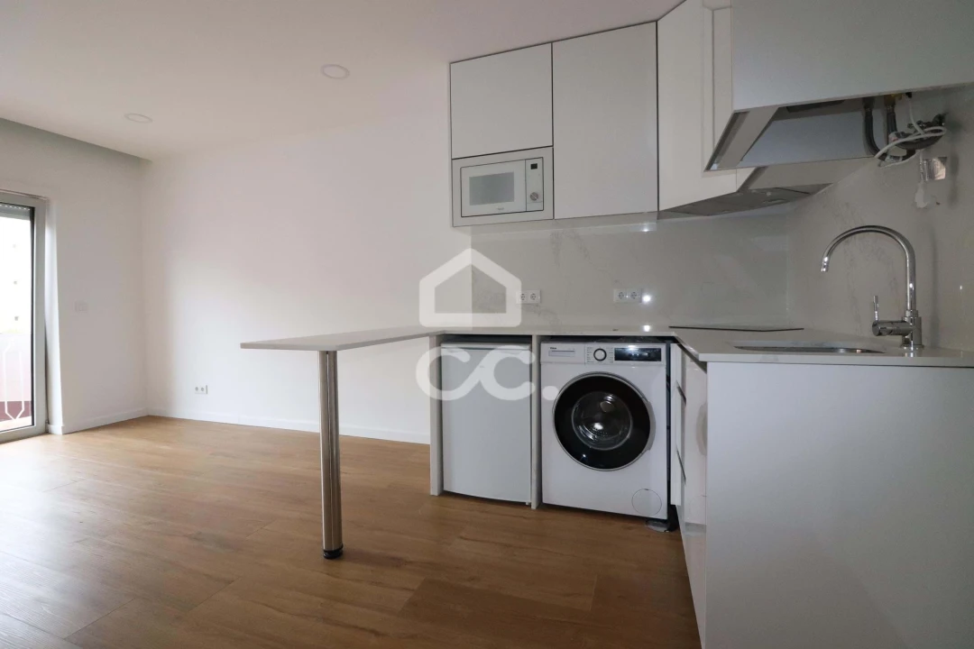 Apartamento T1 para Arrendamento em Santo Antonio dos Olivais Foto 6