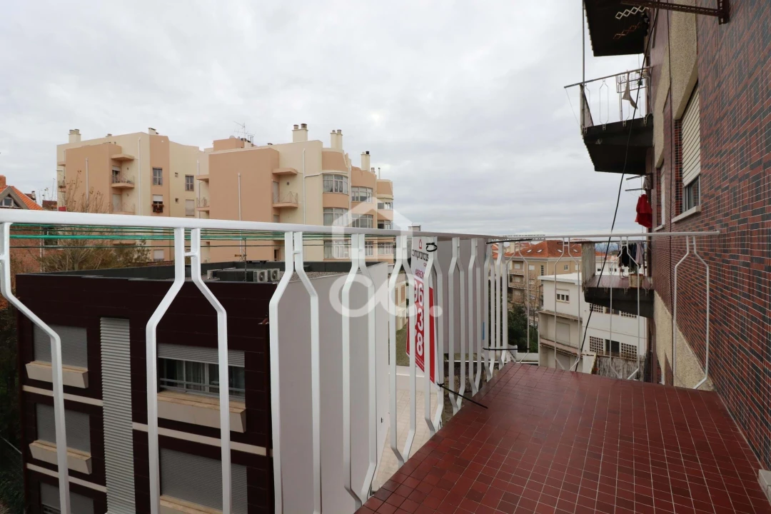 Apartamento T1 para Arrendamento em Santo Antonio dos Olivais Foto 10