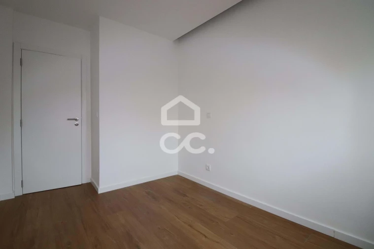 Apartamento T1 para Arrendamento em Santo Antonio dos Olivais Foto 8