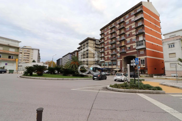 Apartamento T1 para Arrendamento em Santo Antonio dos Olivais Foto 1