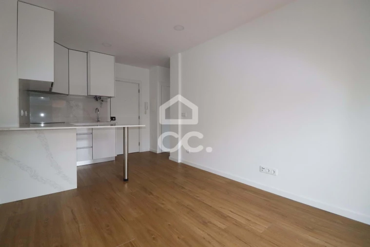 Apartamento T1 para Arrendamento em Santo Antonio dos Olivais Foto 5