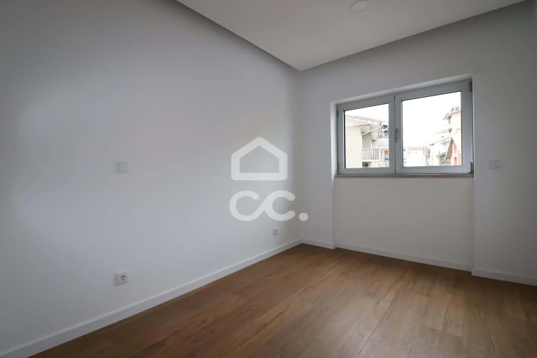 Apartamento T1 para Arrendamento em Santo Antonio dos Olivais Foto 7