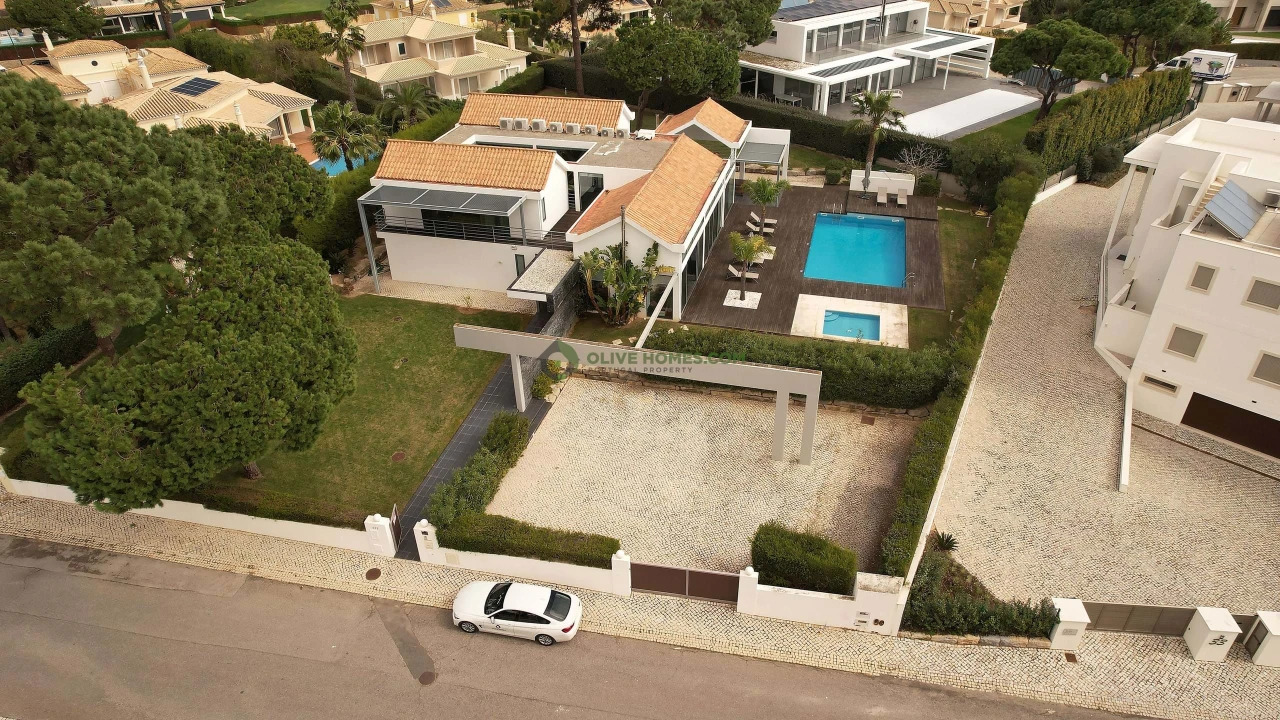 Moradia T5 para Venda em Quarteira Foto 13