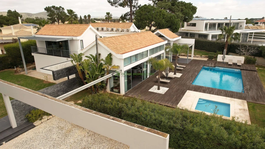 Moradia T5 para Venda em Quarteira