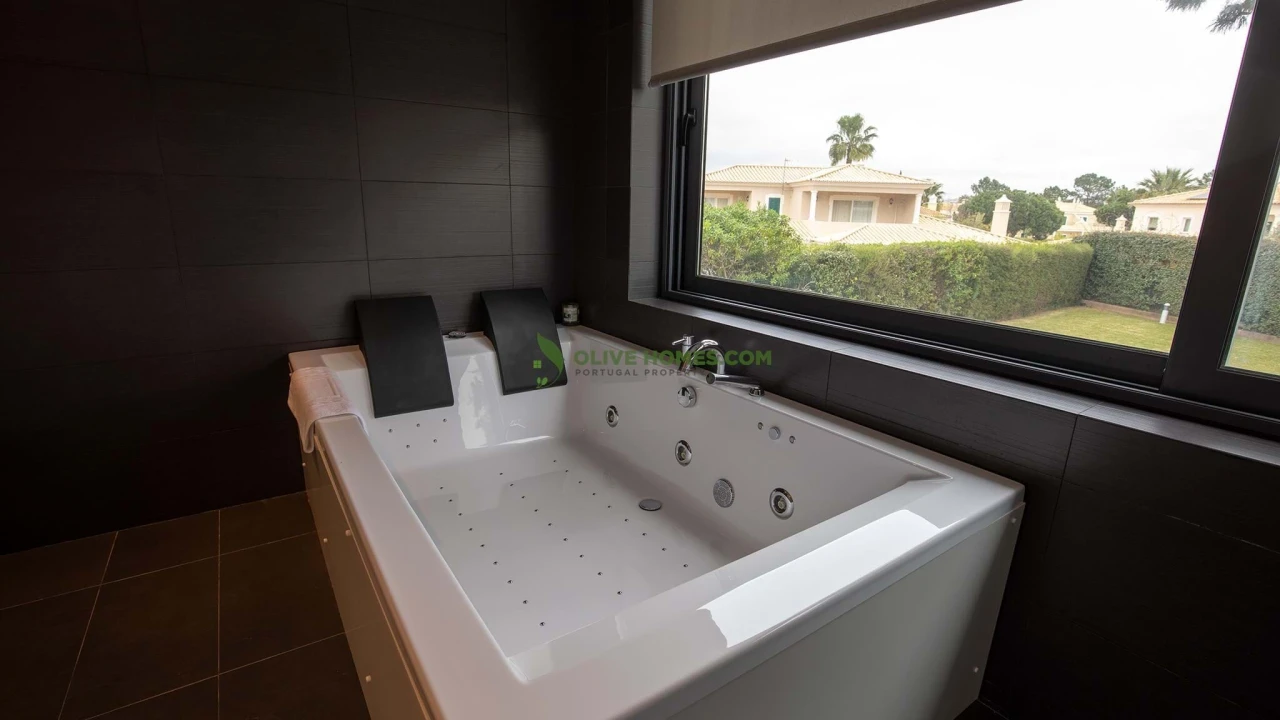 Moradia T5 para Venda em Quarteira Foto 6