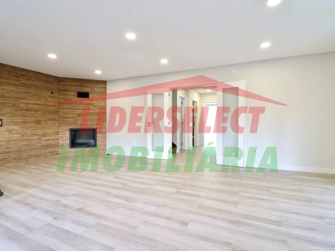 Moradia T4 para Venda em Silveira Foto 12