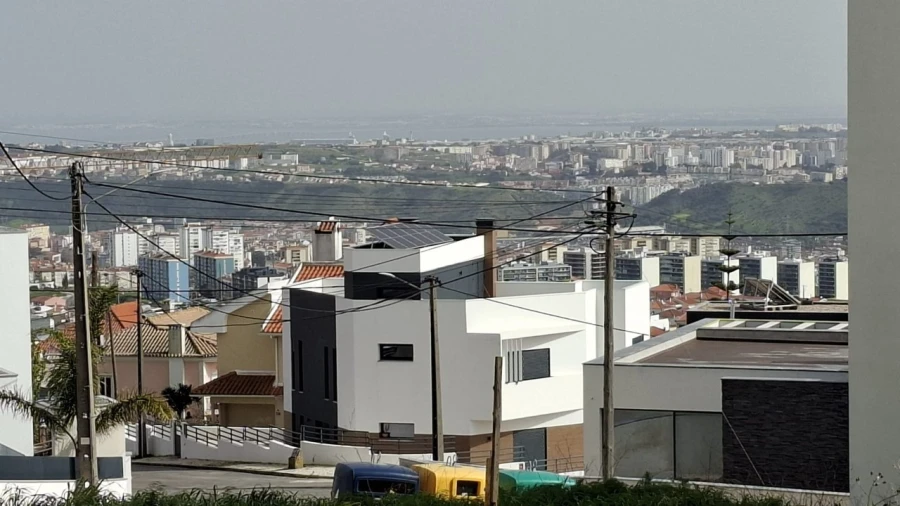 Terreno para Venda em Pontinha e Famões Foto 5
