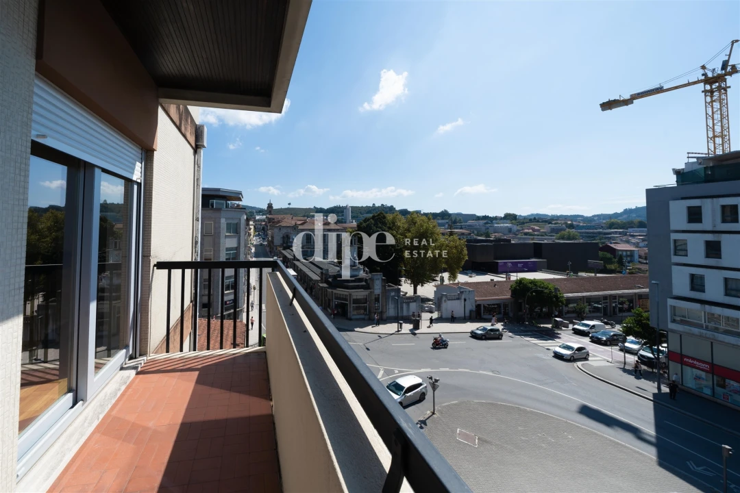 Apartamento T2 para Arrendamento em Oliveira, São Paio e São Sebastião Foto 3