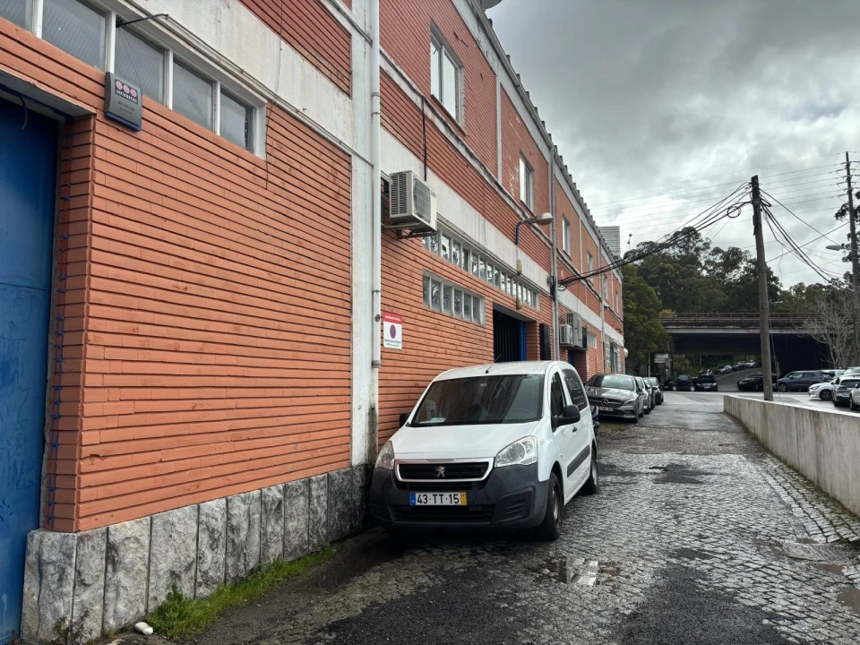 Armazém para Venda em Carnaxide e Queijas Foto 2